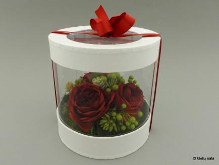 Kompozicija Raudonos rožės dėžutėje