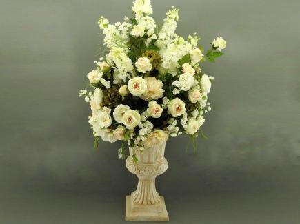 Dirbtinių gėlių kompozicija su vaza